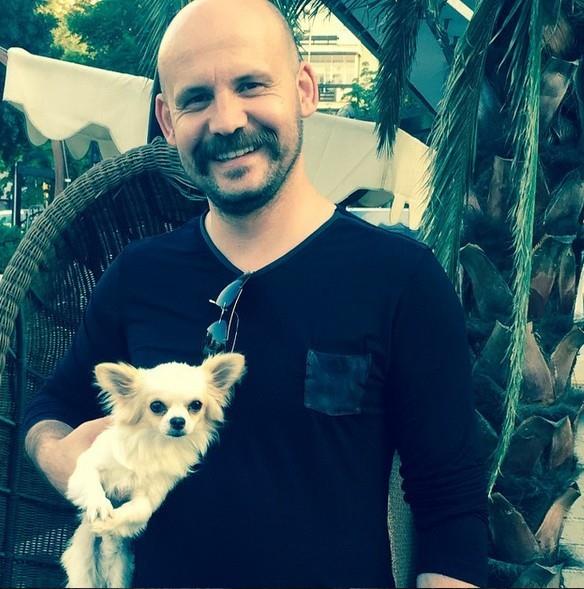 Anne Babasn kk yata kaybetmi ve Yetitirme Yurtlarnda bym, yani Annesi de Babas da Devlet olan ve Devletin ekmeini yiyerek bym, kk yatan itibaren en ufak bir kt alkanla ya da illegal gruplara meyletmemi, her zaman Allah'n muhafazasn iliklerine kadar hissetmi bir kardeiniz olarak, u an bu ithamlarla kar karya kalmann oku ve znts ierisindeyim