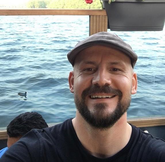 2013 ylnda Yetenek Sizsiniz Trkiye yarmasnda birinci olmutur. 2013 ylnda "Kel Alaka" adl gsterisine balamtr. 2014 ylnda "Kel Alaka" adl gsterisi, Tv8'de yaynlanmaya balanmtr. 2014 ylnda Tv8'de yaynlanan "100 Kiiye Sorduk" adl yarma ierikli televizyon programn sunmutur.