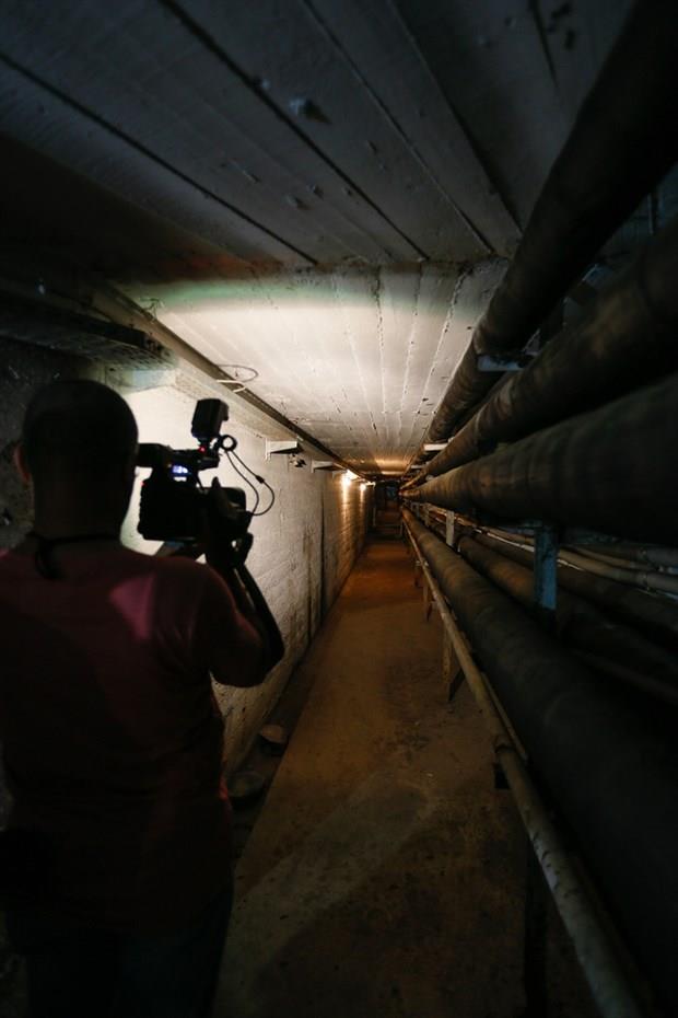 Yemekhanenin bulunduu binann alt katnda, kalorifer kazanlarnn olduu blmde tnel bulundu. Aydnlatma lambalar da olan tnelin, yaklak 2 metre yksekliinde ve 1 metre geniliinde olduu grld.
