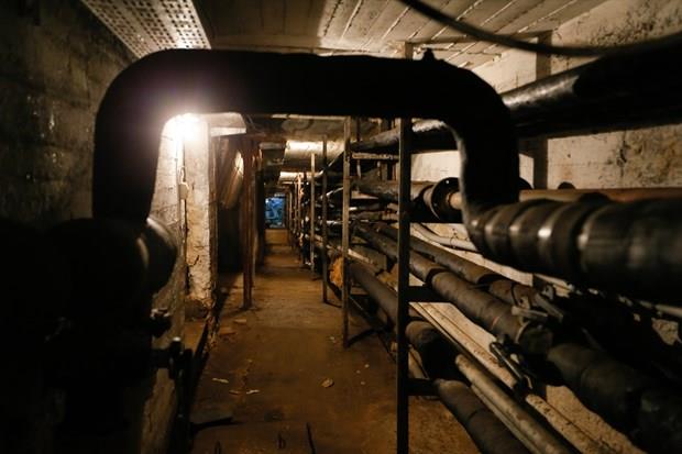 te yandan, okul binasnda zel asansrle klabilen 5 ve 6'nc katta zel toplant salonlar, otel odalar gibi kaplarnda numaralarn bulunduu odalar ve mutfan yer ald grld. Asansrn sadece bu katlara kt, baka katlarda ise asansrn kap yerlerinin boy aynalaryla kapatld kaydedildi.