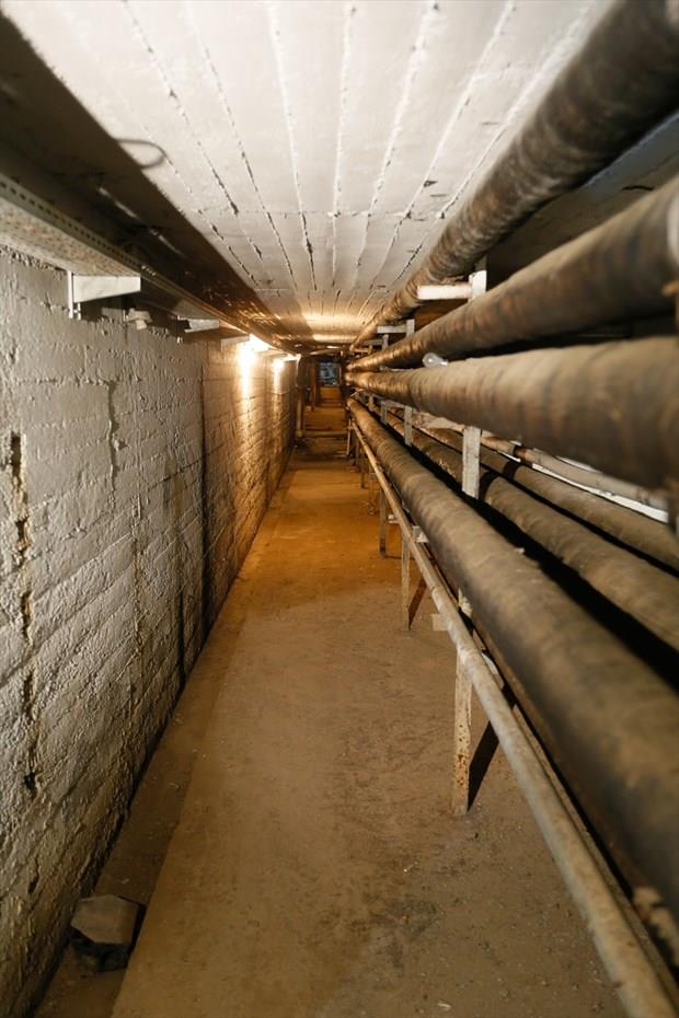 l Milli Eitim Mdrl yetkililerinden alnan bilgiye gre, Bayrakl ilesindeki yerlekede, daha nce amac dnda kullanld belirlenen caminin ibadete almasnn ardndan, camide namaz klan okulun eski mezunlarndan birisi, cami ile yemekhane arasnda gizli bir geit olduunu syledi. Bunun zerine polis ekiplerine de haber verilerek blgede arama yapld.