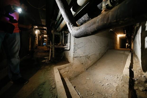 Tnelde ilerleyen ekipler, caminin alt katndaki bir odaya ulat. Tnelin bu knn tahta bir kapakla kapatld, zerinin halyla gizlendii belirlendi. Hangi amala yapld aratrlan tnelin toplam uzunluunun 200 metreden fazla olduu ifade edildi.