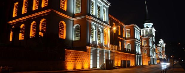 DARBE GRMNE DESTEK VE SVL KATLAMI<p>    eitli tamiratlardan geerek eklemeler yaplan okulda, 1975-76 retim ylna kadar Milli Eitim Bakanl'na bal liselerin fen kolu program uyguland. Bu tarihte kolej sistemine geildi, daha nce  yl olan retim sresi hazrlk snfnn almasyla drt yla karld. 2005-2006 eitim-retim ylndan itibaren Milli Eitim Bakanl'nca lise retiminin drt yla karlmasna paralel olarak hazrlk snf kaldrlarak 9'uncu snftan balayarak yeni programa geildi.