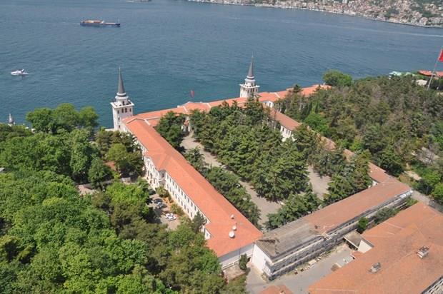 Kararnameyle 171 yllk eitim hayatna son verilen Kuleli Askeri Lisesi'nde renimine devam eden renciler, ortaretim yerletirme puanlar dikkate alnarak durumlarna uygun okullara kaydedilecek.