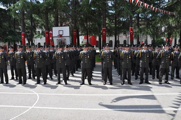 Kanuni Sultan Sleyman bahede yksek bir kulesi bulunan dokuz katl ve her kat fskiyeli havuzlarla sslenen byk bir kasr yaptrd.