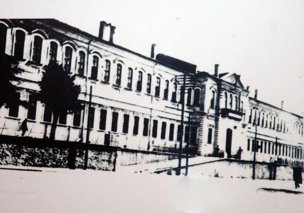 TARH BNANIN GEM  <p>    Fatih Sultan Mehmet'in stanbul'u fethettiinde koruluk, manastr ve kule bulunan imdiki alanda, Yavuz Sultan Selim devrinde manastr yenierilere kla olarak verildi. Alan, zamanla gzel ve ssl bir bahe haline geliinden dolay Kuleli Bahesi diye tannd.