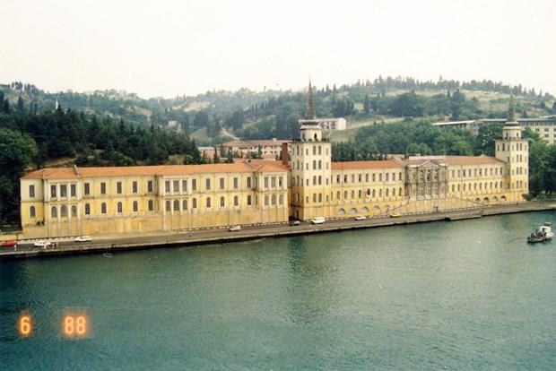 Mondros Antlamas gereince 16 Mart 1920&#8217;de stanbul'u igal eden itilaf devletleri adna ngilizlere depo ve transit ambar olarak kullanlmak zere teslim edilen okul, ngilizlerin izniyle "Ermeni Eytam Okulu" (Ermeni Yetimler Okulu) olarak Ermenilere verildi. 1923'e kadar stanbul'dan gelip geen Ermeni gmenlerinin de barnd bir mekan oldu.