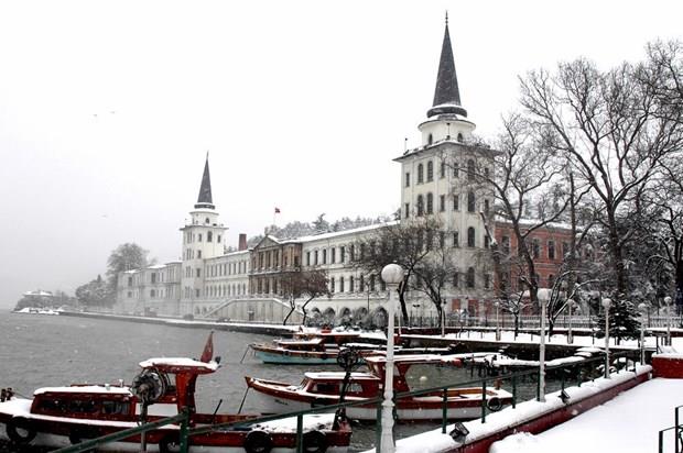 Her yl 350-400 rencinin kaydolduu liseden eski genelkurmay bakanlar emekli orgeneraller lker Babu ve Ik Koaner'in de aralarnda bulunduu komuta kademesinde yer alan ok sayda asker mezun oldu.