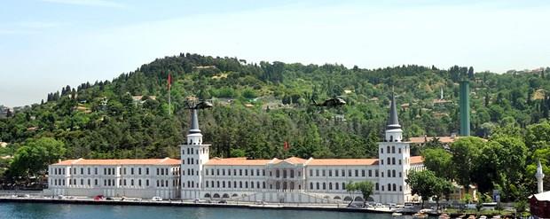 FET yelerinin 15 Temmuz'daki darbe giriiminin ardndan, rgt yelerinin kamu kurumlarndan temizlenmesi erevesinde karlan Kanun Hkmnde Kararnameyle (KHK) FET yelerinin en ok girdii yerlerden askeri liselerin kapatlmas kararyla stanbul'un simge binalarndan birinde eitim veren okul da kapatld.