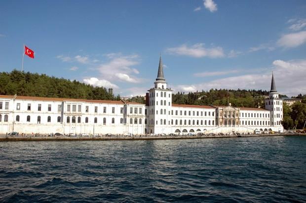 Tevhid-i Tedrisat Kanunu'yla 1924'te okul sivil liseye dntrlerek ad da "Kuleli Lisesi" yapld. Ayn ders yl sonunda bu uygulamaya son verildi ve okul tekrar askeri liseye evrildi. 1925 ylnda okul "Kuleli Askeri Lisesi" olarak bugnk adn ald.