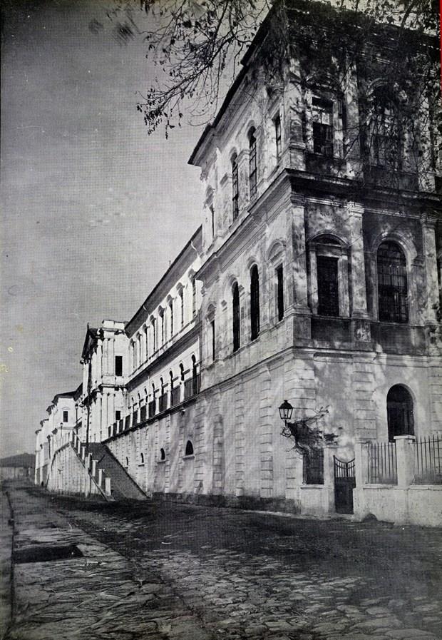 Lise, Sultan Abdlmecit'in de bulunduu bir trenle 10 Ekim 1846'da ikinci retim ylna balad. 1868'de mevcut askeri liselerin birletirilmesi karar alnnca, Kuleli de dahil olmak zere, drt askeri lise "Umum Mekteb-i dadi ahane" ad altnda birletirilerek, Galatasaray Klas'na nakledildi.