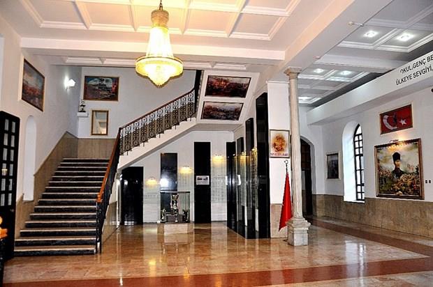 Kule bahesi ve etraf has olarak 3. Ahmet'e verilirken, Bizans devrinden kalan kule ise yktrld. 2. Mahmut dneminde, svari birlikleri iin ina edilen kla Kuleli Askeri Lisesi'nin ilk yaps oldu.