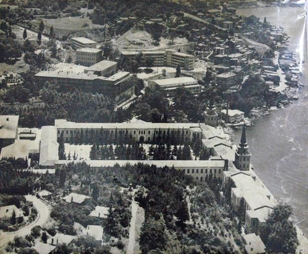 ERMEN YETMLER OKULU OLDU  <p>  Lise binas, 1912-1913 Balkan Harbi srasnda tekrar hastane yapld. rencilerin bir ksm Kandilli Kz Lisesi'nin bulunduu Adile Sultan Saray'na bir ksm da Beylerbeyi Saray'nn yanndaki binalara gnderildi. 1913 yl sonunda, okul tekrar eski binasna tand.
