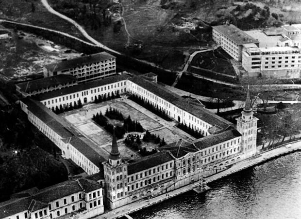 Bir sre sonra Kuleli dadisi, nce Kathane'de, Snnet Kprs yanndaki adrlardan ibaret bir ordugaha, bir ay sonra da Maka'daki karakol binasna nakledildi. Lise 26 Aralk 1920'de, ngilizlerin buraya da el atmas zerine, Beylerbeyi Saray yanndaki eski Jandarma Okulu'na tand.