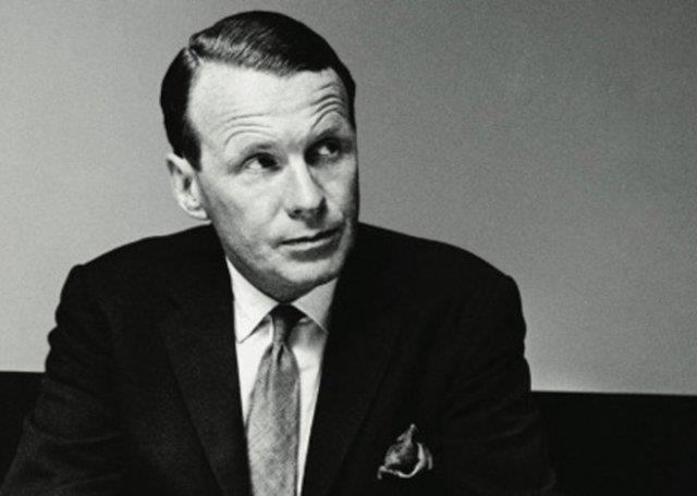 David Ogilvy<p>  Tketici moron deildir, o sizin karnz! Bir slogan ve birka yavan szle onu herhangi bir ey satn almaya ikna edebileceinizi dnerek, zeksna hakaret ediyorsunuz.