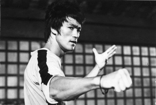 Bruce Lee<p>  Yaptklarnza srekli snrlar getirirseniz, bu snrlar hayatnzn geri kalanna da yaylr&#8230; Snr yoktur.