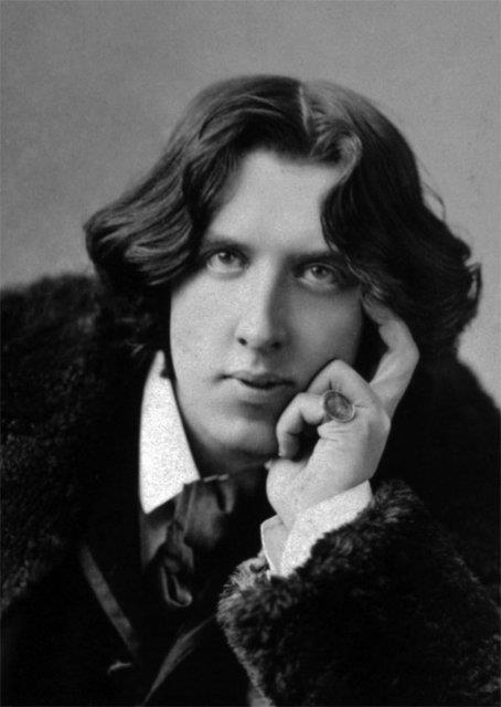 Oscar Wilde  <p>  Baarmak istiyorsan, yaadn an silahlaryla donanmalsn. htirasl olan her insan, yaad yzyln silahlaryla savamak zorundadr. Bu yzyln tapt ey, varlkllktr.