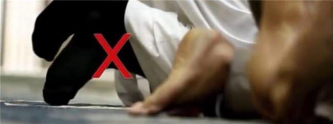 14. Rku'da Yeterince Eilmemek   <br>  Hz. Aie'den gelen bir rivayete gre Peygamber (s.a.s.) yle buyurmutur: Rk'a vardnda ban ne kaldrr, ne de eerdi, bu ikisi arasnda bir lde tutard. Rk'dan ban kaldrdnda, iyice dorulup ayakta durmadka secde yap-mazd. Secdeden ban kaldrnca, iyice oturmadan ikinci secdeyi yapmazd. Eb Dvud/salt: 122.bn Mce/ikamet: 4, Ahmed, 6/31, 171, 194, 281