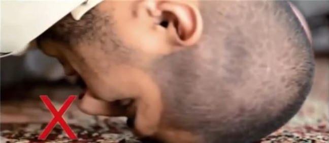 8. Secdede Burnu Yere Dedirmekten Kanmak   <br>  Abdullah b. Abbas anlatyor: Hz. Peygamber yle buyurdu: &#8220;Yedi kemik (bir rivayette yedi uzuv) zerinde secde etmekle emrolundum: Bunlar; aln -burnuna da eliyle iaret etti.- (Bylece burun-aln bir sayld), iki el, iki diz ve iki ayan kenarlar (parmak ular) dr. Bir de elbise ve salarmz toplamamakla (emrolunduk).&#8221; | Buhar, Ezan, 133-134