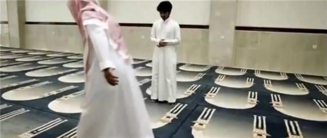 11. Stre (engel) Koymadan Namaz Klmak   <br>  Peygamber (s.a.s.) yle buyurmutur: Sizden biriniz namaz kld zaman nne bir ey koysun, hi bir ey bulamazsa bir sopa diksin, sopa da yoksa, nne bir izgi izsin, bundan sonra nnden ne geerse gesin ona-zarar vermez. | bn Mce, ikme 36; Ahmed b. Hanbel, II, 249, 255, 266. Snen-i Ebu Davud