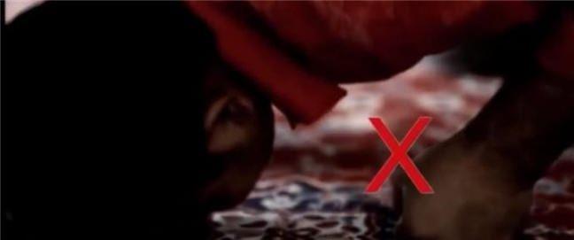 20. Secdede Elleri Kaldrmak   <br>  Abdullah b. Abbas anlatyor: Hz. Peygamber yle buyurdu: &#8220;Yedi kemik (bir rivayette yedi uzuv) zerinde secde etmekle emrolundum: Bunlar; aln -burnuna da eliyle iaret etti.- (Bylece burun-aln bir sayld), iki el, iki diz ve iki ayan kenarlar (parmak ular) dr. Bir de elbise ve salarmz toplamamakla (emrolunduk).&#8221; Buhar, Ezan, 133-134