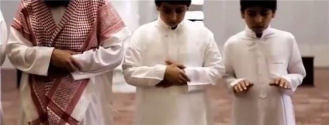 3. Tekbir Getirirken Elleri Kaldrmamak  <br>  bn mer (r.a.)'dan yaplan rivayette, demitir ki: &#8220;Peygamber (a.s.) Efendimiz namaza kalkt zaman ellerini omuz seviyesini buluncaya kadar kaldrdktan sonra tekbr getirirdi&#8230;&#8221; | Burah, Muslm Abdulcebbar b. Vail (r.a), babasndan naklederek, babas Vail, &#8220;Raslullah (s.a.v)'i namaza balarken ellerinin ba parmaklarn kulak memelerinin hizasna kadar kaldrdn grdn syledi.&#8221;