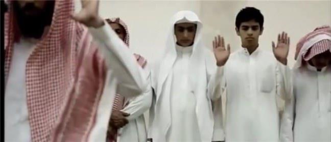 9. mam le Yarmak veya Onunla Hareket Etmek   <br>  Eb Hreyre radyallahu anh'den rivayet edildiine gre Neb sallallahu aleyhi ve sellem yle buyurdu: &#8220;Sizden biriniz, imamdan nce ban (rk veya secdeden) kaldrd zaman, ban Allah Tel'nn merkep bana veya suretini merkep suretine evirmesinden korkmuyor mu?&#8221; | Buhr, Ezn 53; Mslim, Salt 114-116. Ayrca bk. Tirmiz, Cum'a 56; Eb Dvd, Salt 75; Nes, mmet 38; bni Mce, kme 41