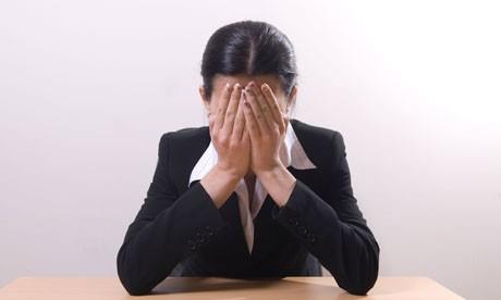 Glcan zer: Sz konusu travma olunca uyku, en ok etkilenen alanlardan biri. Uyuyamama ya da srekli kbus grme ikyetleri zamanla yavaa azalmal. Bize den, kbuslarn malzemesini azaltmak iin hayat en olaan haliyle armak. Darbeyi konualm elbet ama tek konumuz bu olmasn. Gn boyunca darbeyle ilgili programlar izler, yazlar okursanz elinizde baka rya malzemesi olmaz. Bize den darbe dnda da okumak, konumak, seyretmek.