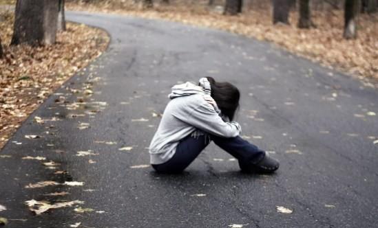 BENZER TRAVMANIN TEKRAR YAANACAI KORKUSUYLA NASIL BAA IKILIR?  <br>  Alper Hasanolu: Travma terapisinin olmazsa olmaz koulu kiiyi travmann tekrarlama olasl olan ortamdan uzaklatrp gvenli bir yere yerletirmek. Toplumsal bir travmadan sz ettiimize gre bu mmkn olamaz. Yani lkeyi skandinav topraklarna tayacak deiliz. Bu durumda devlet travmann tekrarlama olasln azaltacak, hatta ortadan kaldracak demokratik ve zgrlk yaam bize sunmak zorundadr. nk travma yaayan birey doal olarak travmann tekrarlamasndan korkar. Olmadn grnce iyileir.