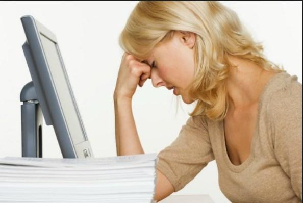 Deniz Bolsoy Erdem: Normallemek yerine &#8216;rutinine dnmek&#8217; terimini tercih ediyorum. Normal kelimesi kafa kartrc ve insanda sanki ancak belli kurallara bal kalrsa iyi hissedebilirmi gibi bir duygu uyandryor. Ancak herkesin belli bir rutini vardr, kendini gvende hissettii, hayatn dzenlenm hissettii. Bu rutine, ritellere adm adm geri dnmek iyi gelebilir. rnein birok kii iin pazar kahvaltlar zeldir, bu brakldysa geri dnlebilir. rnekleri oaltabilirsiniz.