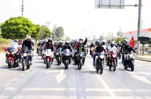 Sofuolu, sosyal medyadan "iki teker tek yrek" sloganyla yapt ar sonras aralarnda Avrupa ampiyonu Toprak Razgatlolu'nun da bulunduu motosikletiler ile kendi adn tayan Akyaz'daki pistte bir araya geldi. Sofuolu, burada yapt aklamada, Cumhurbakan Recep Tayyip Erdoan'n arsna kulak vererek stanbul'a gideceklerini syledi.