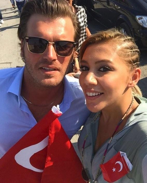 KIVAN TATLITU : "Milletimiz, devletimiz, btn partililerimizle birlikte demokrasi ve cumhuriyetimize sahip kmak iin burada bulunmaktan byk gurur yayorum. 15 Temmuz'da yaanan talihsiz darbe giriiminden dolay duyduum znty anlatmak iin kelimeler kifayetsiz. Darbenin her trlsne karyz, milletimizle, devletimizle tek yrek olarak burada btn dnyaya asla blnemeyeceimizi, demokrasimize, cumhuriyetimizi bozamayacaklarnn en gzel rneini, burada bayraklarmzla vatanmz temsil ederek sylyoruz."