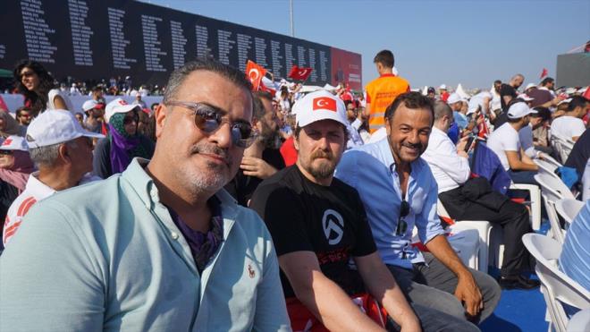 -Sermiyan Midyat : "Ben 1980 maduru bir babann oluyum. Darbenin sonularn ok derinden hissederek bydm. Bu eytan akllarla, bu masum yreklerin baa kacana umudumu hi kaybetmiyorum."  <br>-Mete Horozolu : "ehitlerimiz iin geldik. Allah hepsinden raz olsun, mekanlar cennet olsun. Btn bu yaplan organizasyonlar onlarn yaptnn yzde birini karlamaz bile, haklarn deyemeyiz."  <br>-Kerem Alk : "Mevlana'nn dedii gibi 'Ayn dili konuanlar deil, ayn duyguyu paylaanlar anlar'. Bugn bu duygular paylamann, bayramza, ezanmza, demokrasimize sahip kmann mutluluunu yayoruz. leride ok konuulacak tarihi bir gn idrak ediyoruz. Tm ehitlerimize dua ediyoruz."