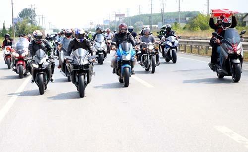 Milli motosikleti Kenan Sofuolu, Yenikap Miting Alan'nda gerekletirilen "Demokrasi ve ehitler Mitingi"ne katlmak iin sosyal medya zerinden rgtledii motosikleti grubuyla stanbul'a doru yola kt.