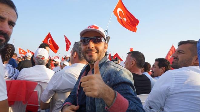 smail YK : "Uzun yllardr byle bir kalabalk grmedik. Dnyaya birlikte ne kadar kuvvetli olduumuzu gsteriyoruz. Cumhurbakanmz lkemizin namusudur, biz de burada namusumuza, lkemize, milletimize, bayramza sahip kmaya geldik."