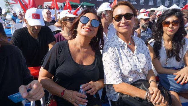 Demet Akba : "Hepimiz birlikte olmann mutluluunu yayoruz. Farkl farl grleri olan insanlar bile bugn demokrasi adna birlikte, bu ok mutluluk verici."  Nilgn Belgn : "Bugn bir dalda eit eit iekler at, o yzden hep birlikte el eleyiz. ok mutluyum.
