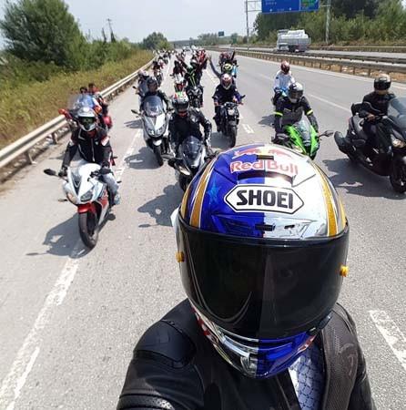 Motosikletiler, daha sonra Trk bayraklaryla donattklar motosikletlerle D-100 Karayolu'ndan TEM Otoyolu'na karak, stanbul'a gitti