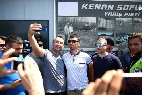 "Motosiklet Federasyonu olarak birlik olalm, hep beraber bu mitinge gidelim." arsnda bulunduunu dile getiren Sofuolu, unlar kaydetti: