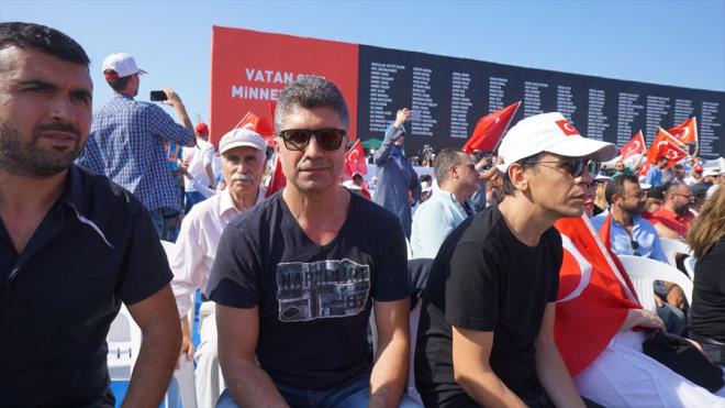 zcan Deniz : "Bu resmin iinde olmak gurur verici. Trk halk yle byk kahramanlklara imza att ki geri, bizim burada olmamz onlarn yanndan gemez. u an yapabildiimiz bu, bunu yapyor olmaktan gurur duyuyorum."