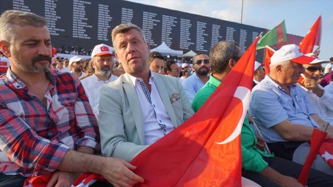 Metin entrk : "Bugn burada huzurumuza kasteden hainlerin, alaklarn, sefillerin bu vatandan gereken dersi aldn hissediyorum. Allah onlar yerle bir etti."