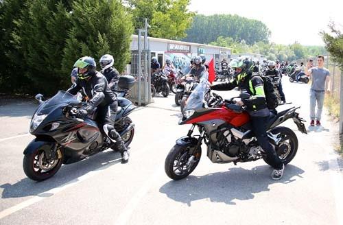 Sofuolu, stanbul Anadolu yakasnda bekleyen ok saydaki motosikletiyle buluup, mitingin yaplaca Yenikap'ya gitti