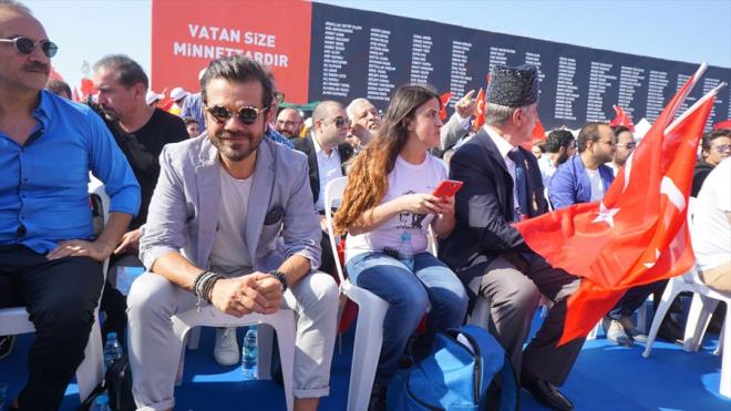 Kenan Doulu : "Herkesin birbirine daha yakn olduu, kart fikirlerin sabrla dinlendii, bar dolu sevgi dolu yarnlara gidiyoruz. Birbirimizle tekrar yaknlklar kurarak yarnlara ilerliyoruz. Bu gn bu srecin balangc olarak gryorum, bu sreci iyi deerlendirip, bundan sonra lkemizi ayn bayran altnda, bir btn, tek yrek olarak lkemizi daha iyiye gtrmek iin frsat olarak alglamamz lazm."