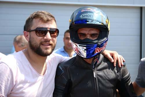 "Sakarya Akyaz'da iin dorusu ok fazla beklentimiz yoktu. nk asl toplant yerimiz stanbul'da. Anadolu gieleri knda toplanmay dnyoruz. Tahminimce bine yakn motosikletli gelecektir. Akyaz'da bile bu kadar geldiyse stanbul'da daha ok gelecektir. Bu yapacamz kk yolculukta bizi yalnz brakmadklar iin herkese teekkr ederim. Biz de motorcular olarak, lkemiz adna bu mitinge katlmaya karar verdik."