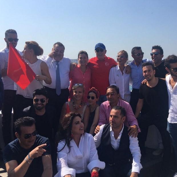 MUSTAFA SANDAL    "Bugne kadar hep siz bizi alkladnz. imdi biz kahraman halkmz alklamaya gidiyoruz"