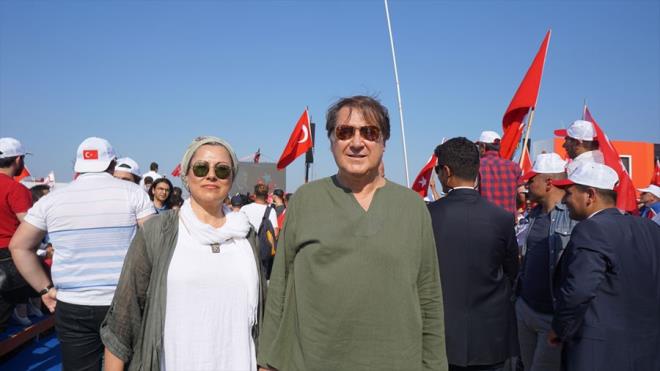 Ahmet zhan : , "Vatanmz, birliimiz, demokrasimiz iin buradayz. Halkmzlayz, muhteem bir kalabalk var. Allah birliimizi beraberliimizi bozmasn."