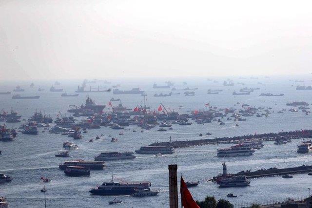 Cumhurbakanl himayesinde, stanbul Valilii ve Bykehir Belediyesi desteiyle dzenlenen "Demokrasi ve ehitler Mitingi", Yenikap Miting Alan'nda gerekletirildi. Kimi vatandalar miting alanna vapurlar ve teknelerle geldiler.