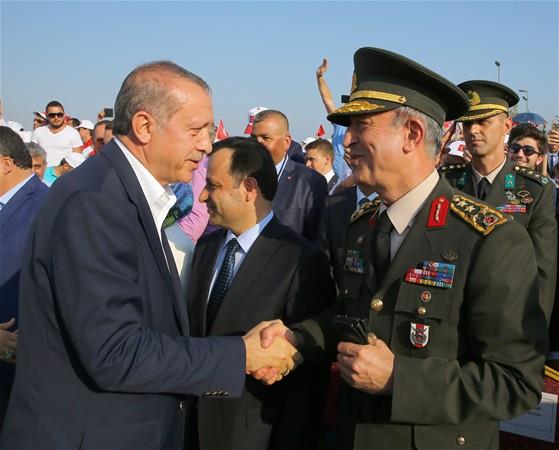 Cumhurbakan Erdoan, Genelkurmay Bakan Orgeneral Hulusi Akar ile selamlat.