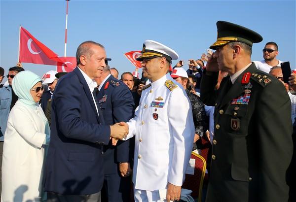 Cumhurbakan Erdoan burada Deniz Kuvvetleri Komutan Oramiral Blent Bostanolu ve Kara Kuvvetleri Komutan Orgeneral Salih Zeki olak ile selamlat.