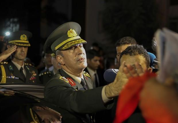 Bir gazetecinin, "Kahramann evini ziyaret ettiniz, bir deerlendirme yapar msnz?" sorusu zerine Akar, "Bamz saolsun, milletimizin ba saolsun." dedi.