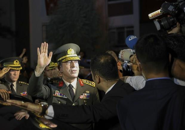 Yaklak yarm saat sren basna kapal ziyaretin ardndan Orgeneral Akar, kendilerine sevgi gsterisinde bulunan vatandalar selamlad.